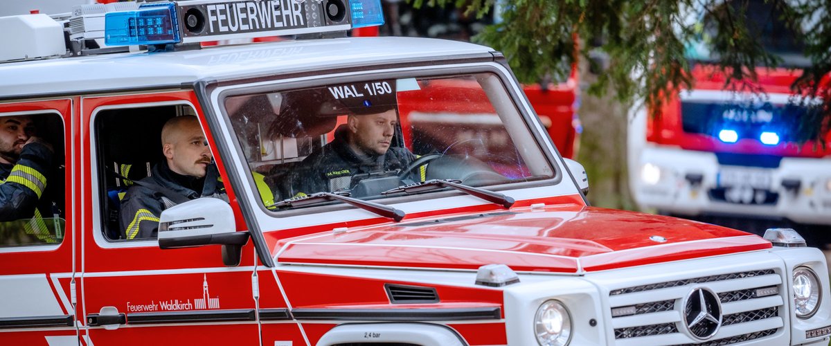 Feuerwehrfahrzeug im Einsatz mit Einsatzkräften