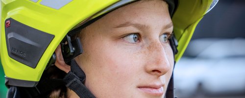 Feuerwehrfrau mit Schutzhelm