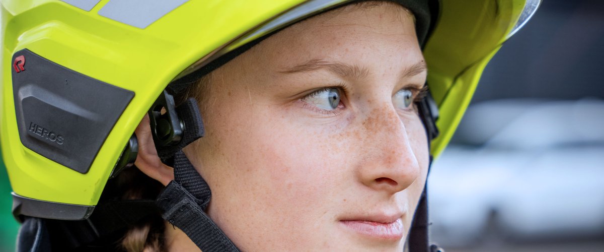 Feuerwehrfrau mit Schutzhelm