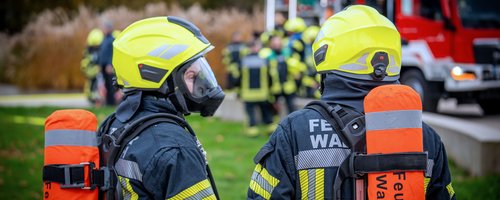 Feuerwehrleute in Einsatzkleidung bei einer Übung