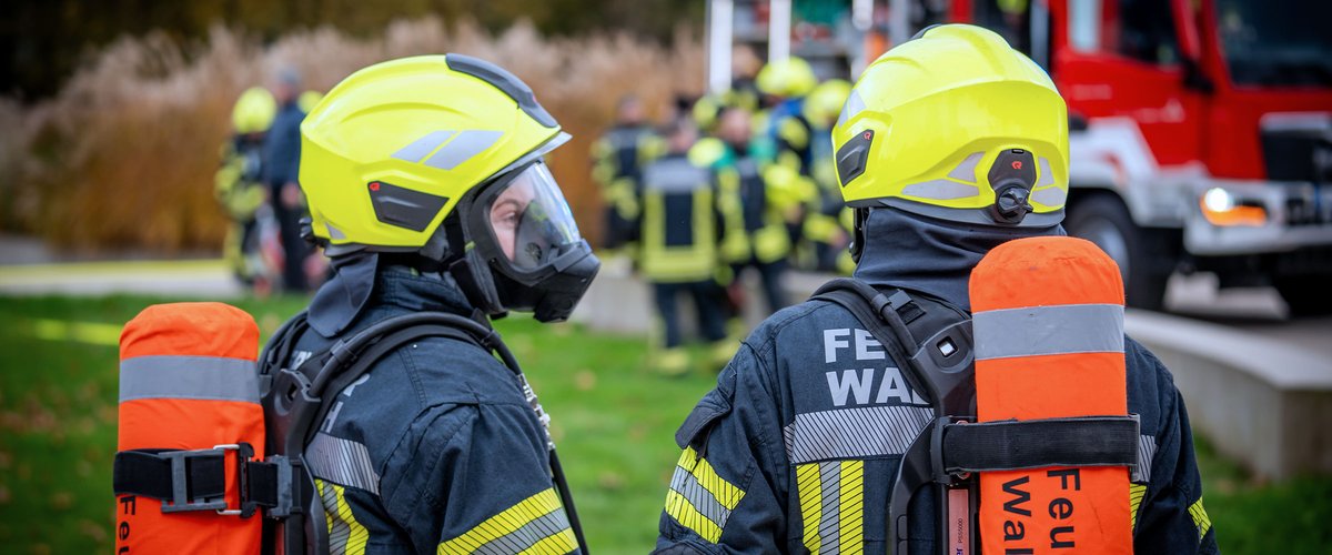 Feuerwehrleute in Einsatzkleidung bei einer Übung