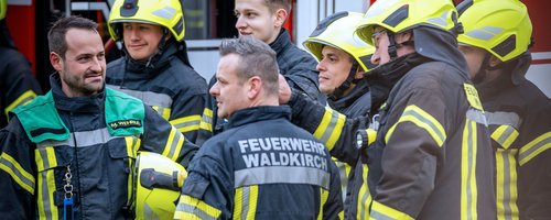 Gruppenaufnahme von Feuerwehrleuten der Feuerwehr Waldkirch in Einsatzkleidung mit Helmen