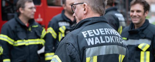 Feuerwehrleute in Uniform beim Einsatz in Waldkirch