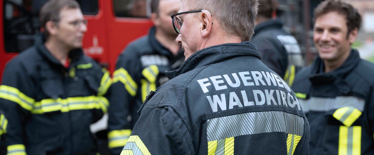 Feuerwehrleute in Uniform beim Einsatz in Waldkirch