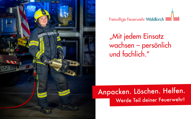 Eine Feuerwehrfrau in Schutzkleidung steht in einer Feuerwehrgarage. Er hält ein Rettungswerkzeug in der Hand. Im Hintergrund sind Feuerwehrgeräte sichtbar. Der Text auf der rechten Seite ermutigt zur Mithilfe bei der Feuerwehr.
