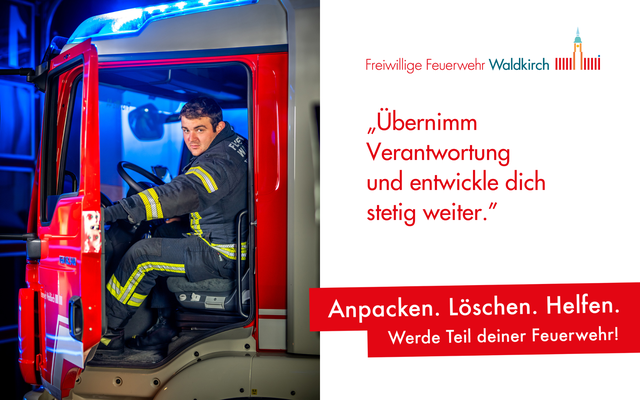 Ein Feuerwehrmann sitzt im Fahrersitz eines Feuerwehrfahrzeugs mit blauen Lichtern. Neben ihm steht der Slogan: 'Anpacken. Löschen. Helfen. Werde Teil deiner Feuerwehr!'