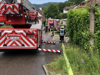 Einsatzfahrzeuge vor Ort