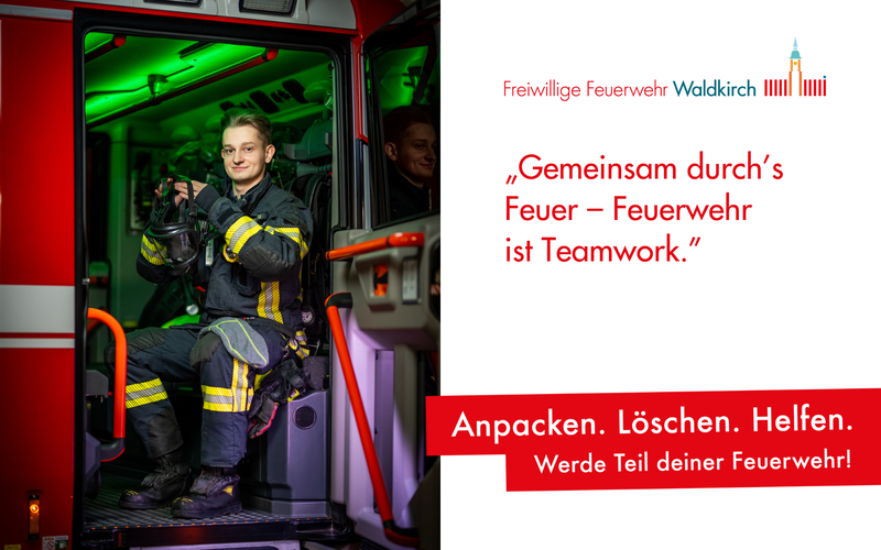 Ein Feuerwehrmann in Schutzkleidung sitzt in einem Einsatzfahrzeug. Im Hintergrund ist die Innenausstattung des Fahrzeugs zu sehen, die in grünes Licht getaucht ist. Neben dem Feuerwehrmann steht ein Zitat: „Gemeinsam durch’s Feuer – Feuerwehr ist Teamwork.“ Darunter befindet sich ein rotes Banner mit den Worten: „Anpacken. Löschen. Helfen. Werde Teil deiner Feuerwehr!“