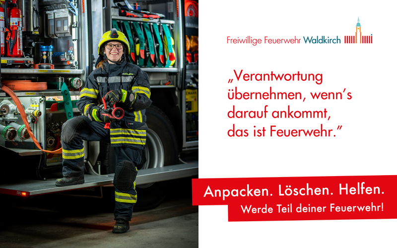 Eine Feuerwehrfrau in Einsatzkleidung steht vor einem Feuerwehrfahrzeug und hält ein Gerät in der Hand. Im Hintergrund sind verschiedene Werkzeuge und Ausrüstungen der Feuerwehr sichtbar. Es gibt einen Text, der die Verantwortung der Feuerwehr betont und dazu aufruft, Teil der Feuerwehr zu werden.