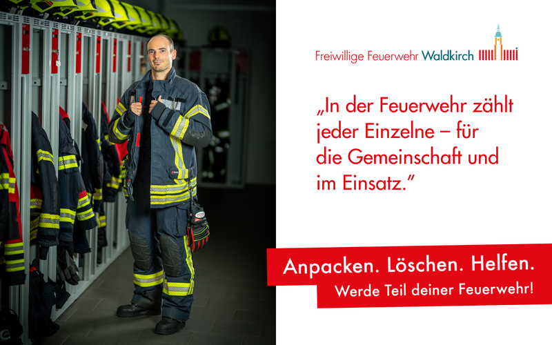 Ein Feuerwehrmann steht in einer Umkleide, umgeben von Feuerwehruniformen, und hält ein Feuerwehrgerät in der Hand. Im Hintergrund sind Spinde mit Feuerwehrkleidung zu sehen. Auf der rechten Seite des Bildes steht der Slogan: Anpacken. Löschen. Helfen. Werde Teil deiner Feuerwehr! Darüber steht ein Zitat: In der Feuerwehr zählt jeder Einzelne – für die Gemeinschaft und im Einsatz.