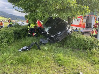 Unfallfahrzeug und Rettungswagen